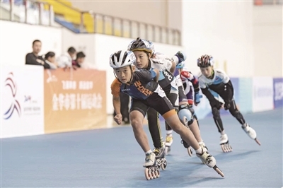 青少年輪滑比賽競風采